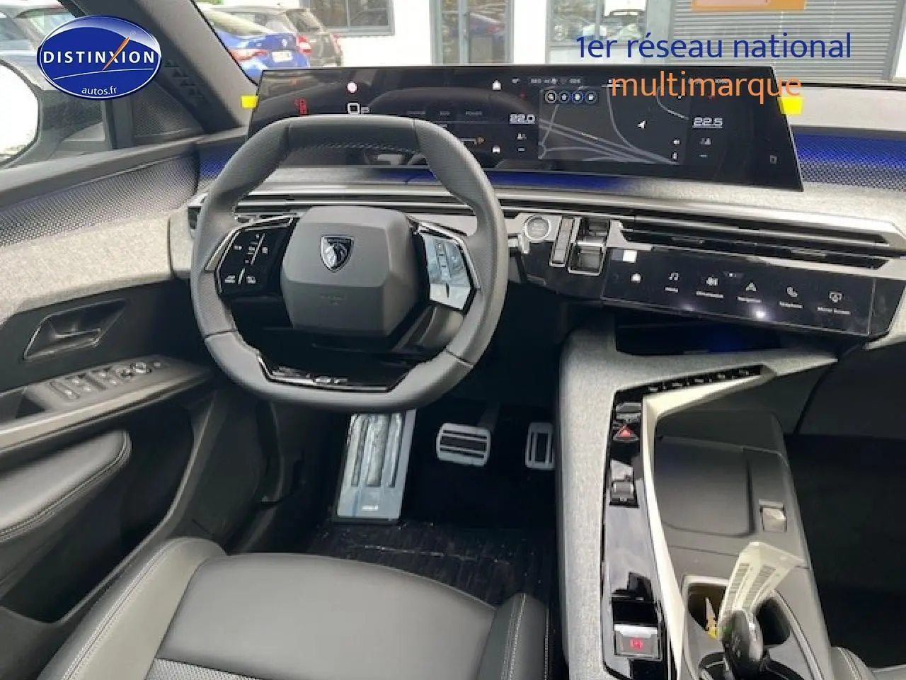 Vue intérieure avant centrée sur le volant cuir multifonction et le tableau de bord numérique du Peugeot 3008 gris Artense.
