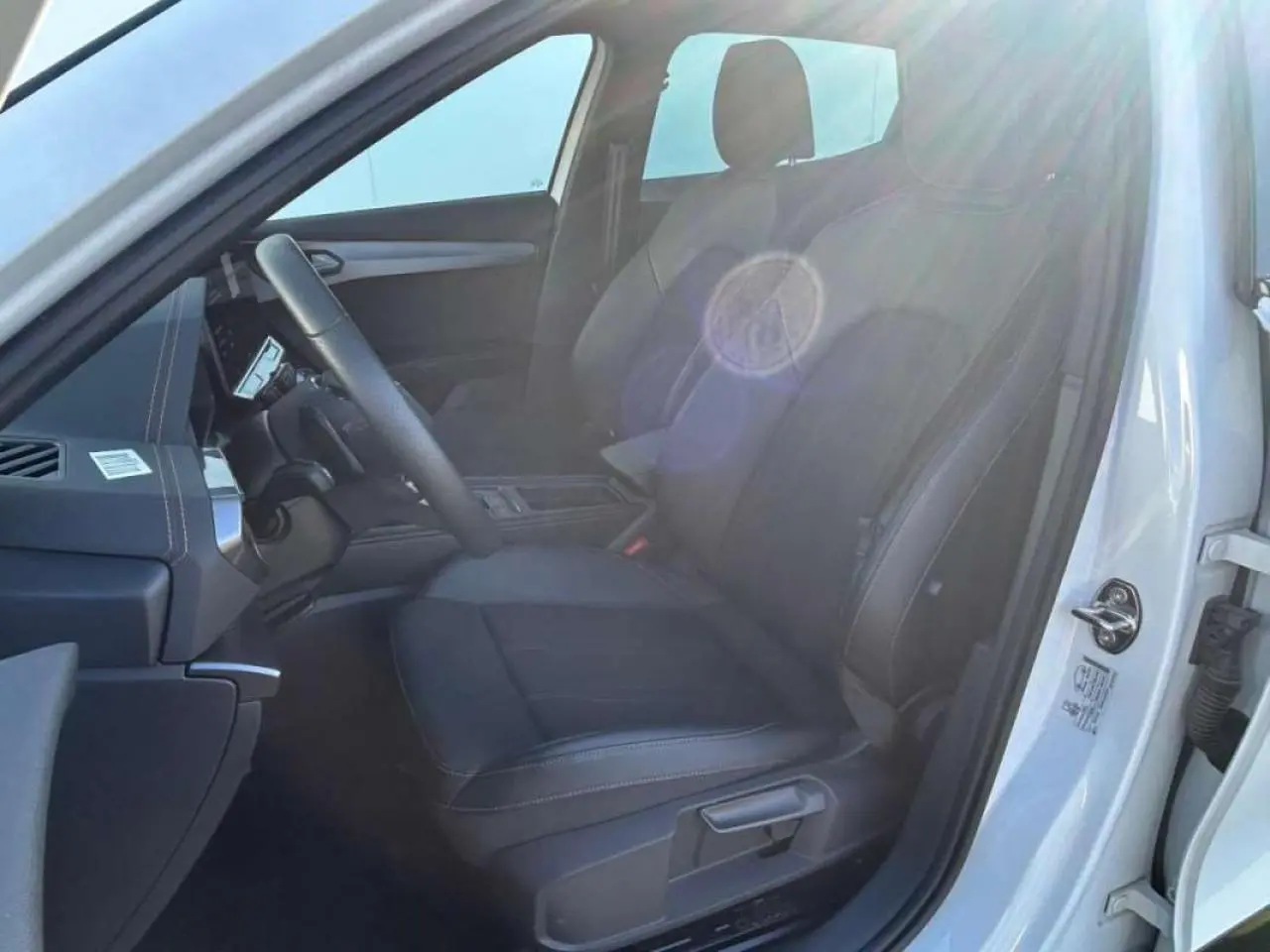 Intérieur du CUPRA Formentor blanc 2025 vu côté conducteur, avec sièges en cuir noir et tableau de bord moderne.
