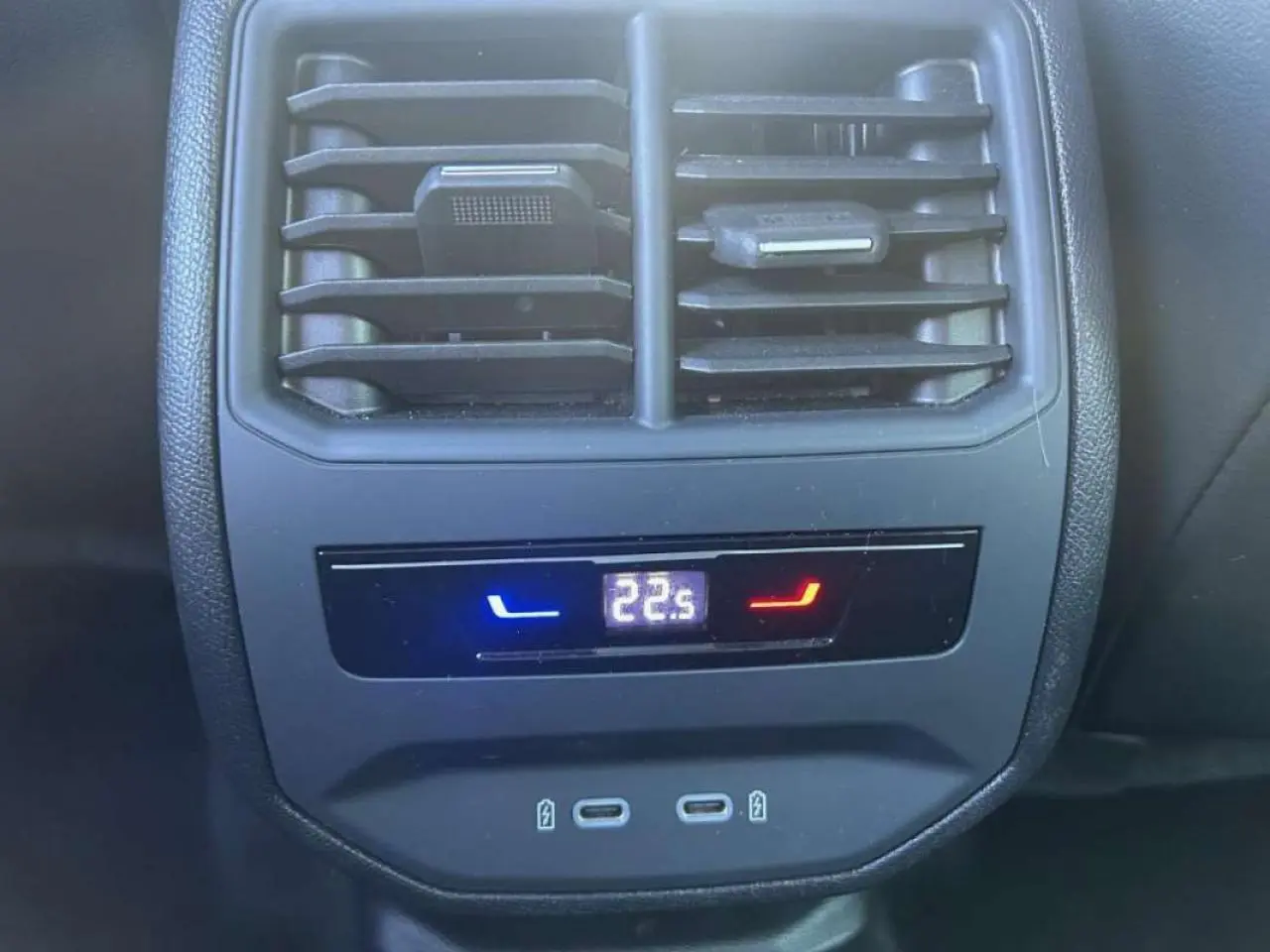 Détail de la console arrière du CUPRA Formentor 2025 blanche, montrant les aérateurs et commandes de climatisation avec ports USB-C.