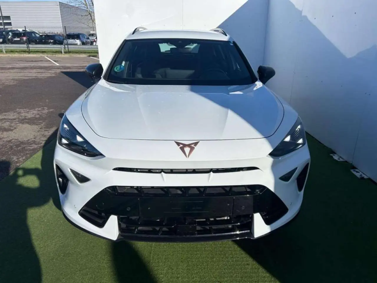 Vue avant d'un CUPRA Formentor blanc 2025 avec calandre noire et logo distinctif au centre du capot.