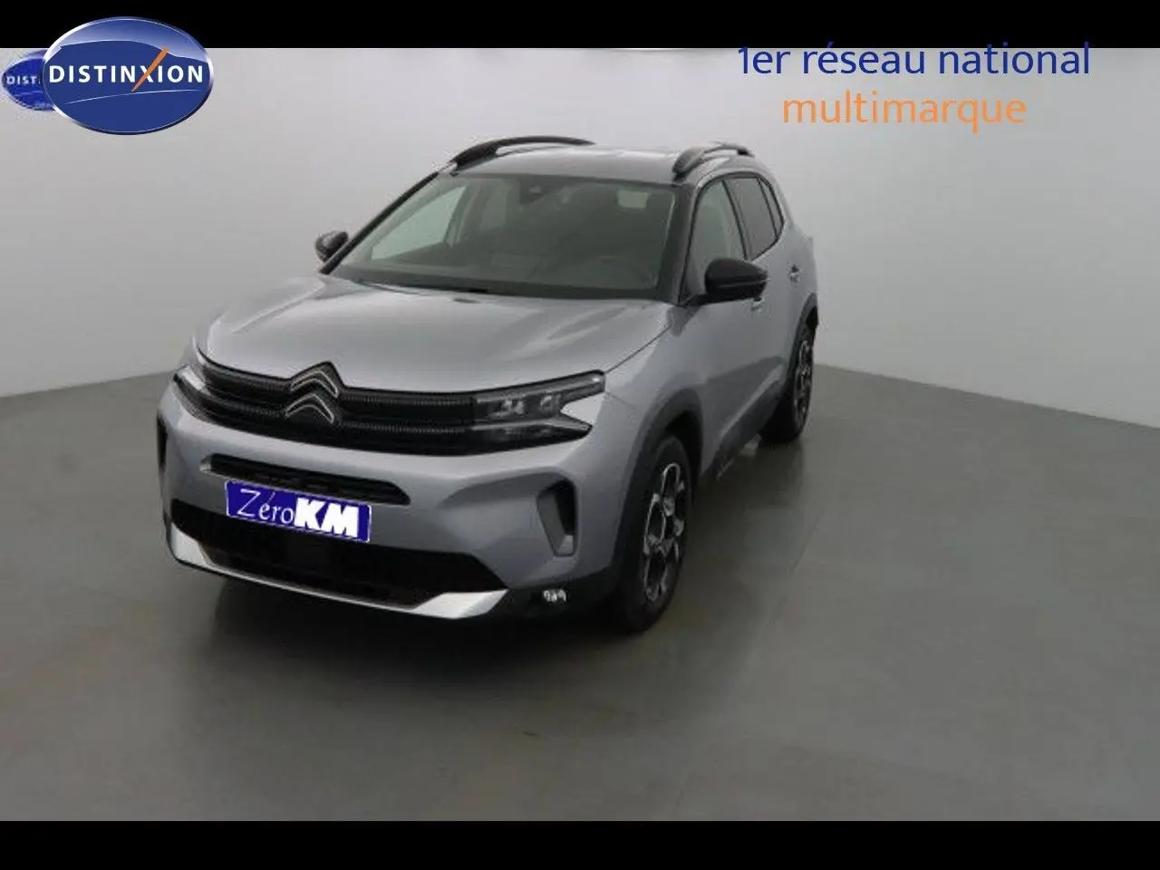 Citroën C5 Aircross gris Artense métal en 3/4 avant droit dans un studio lumineux sans décor.