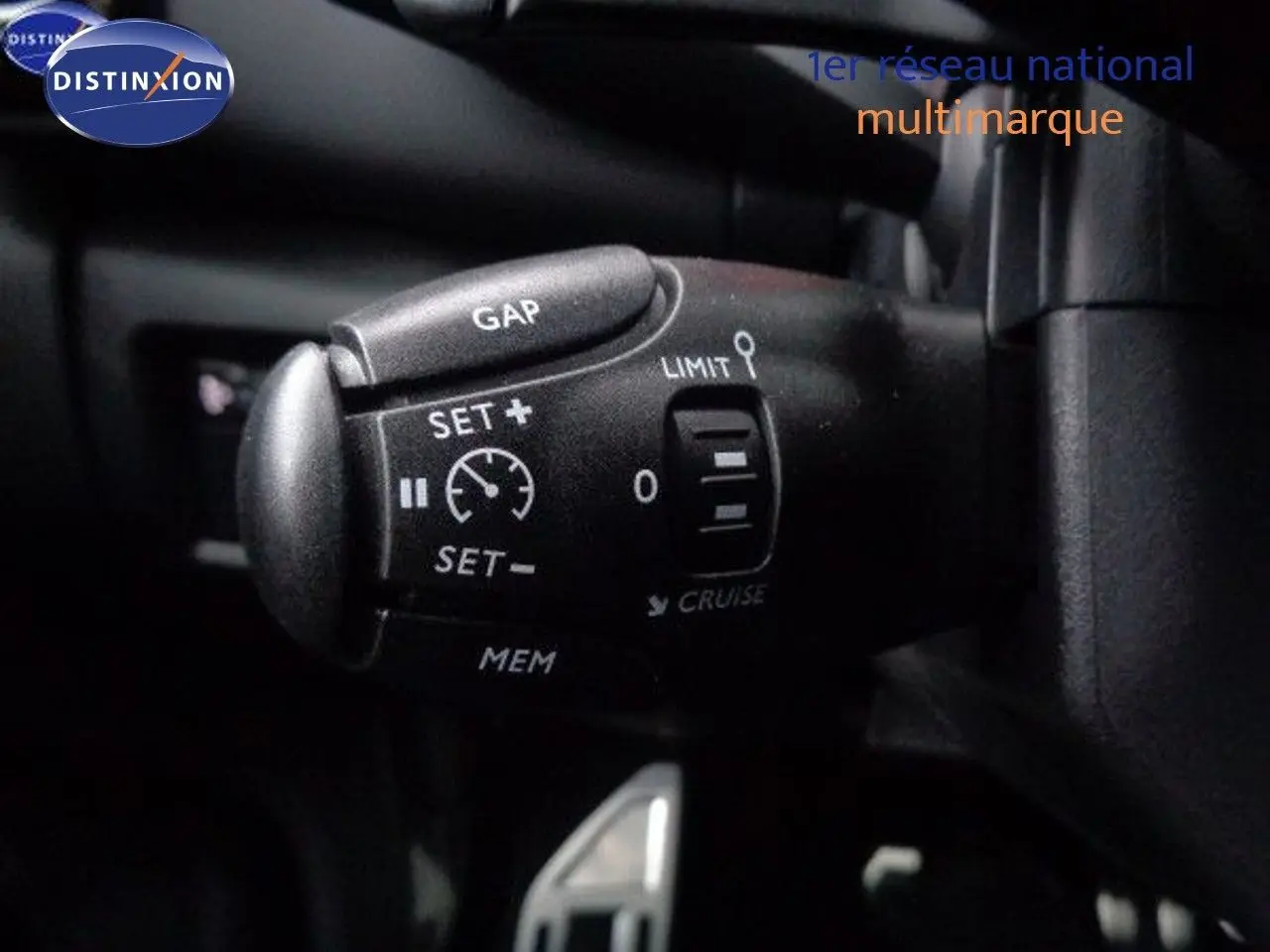 Gros plan sur la commande de régulateur de vitesse du Citroën C5 Aircross 2022 en cuir minoir gris artense metal.