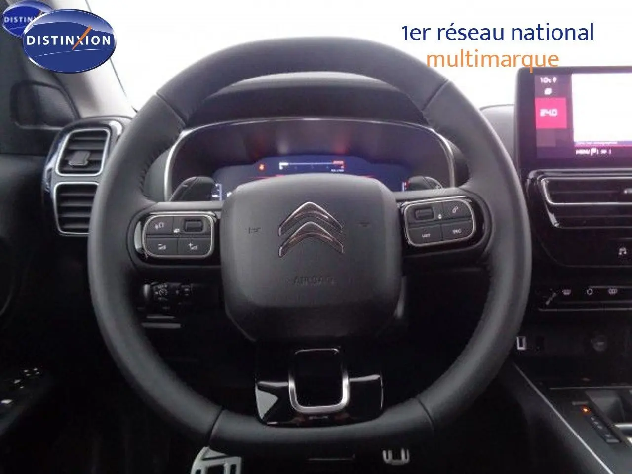 Vue rapprochée du volant cuir noir et tableau de bord digital du Citroën C5 Aircross gris Artense 2022 finition Shine.
