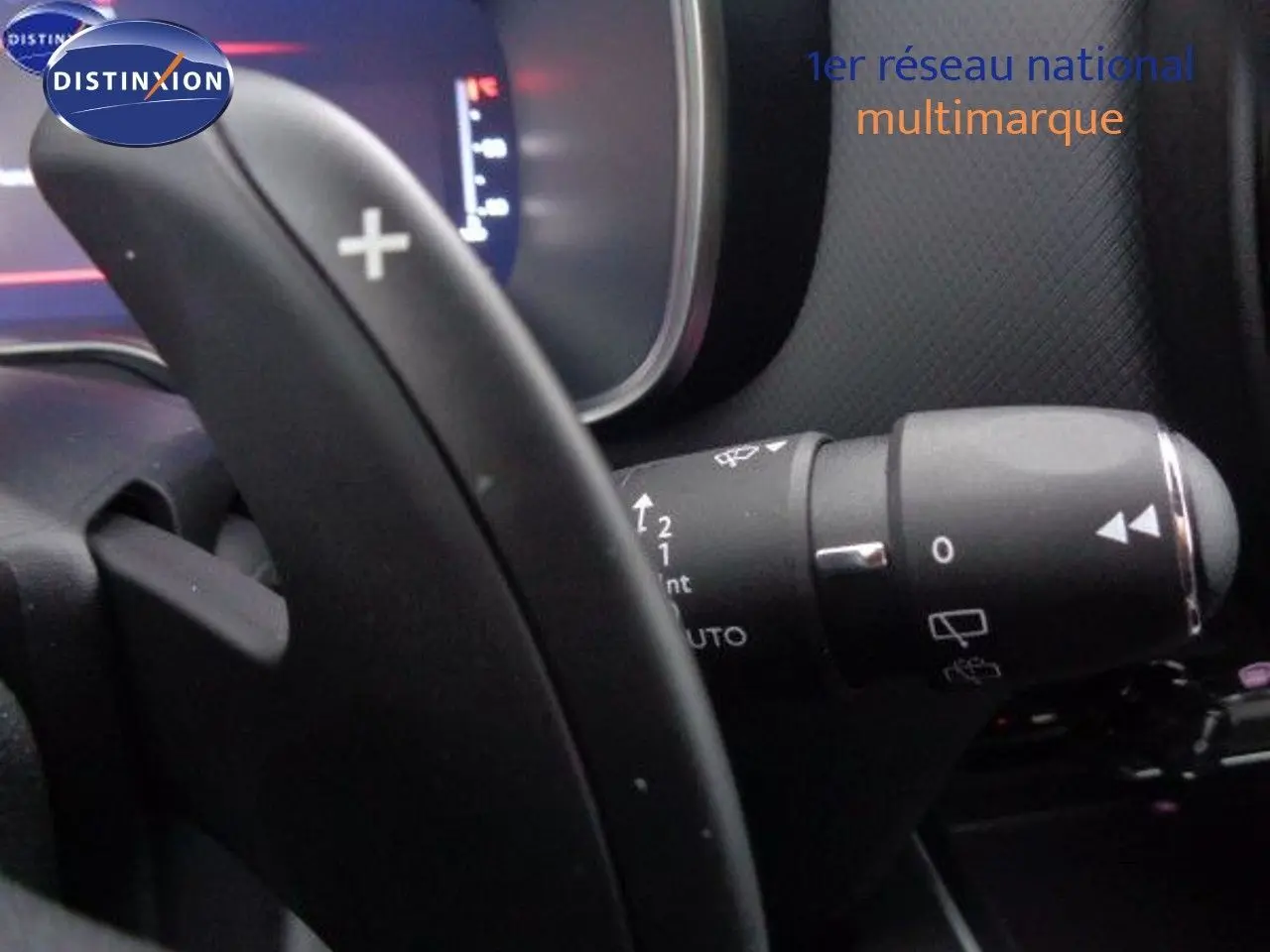 Gros plan sur la palette de changement de vitesses "+" et le commodo d'essuie-glace du Citroën C5 Aircross 2022 gris Artense.