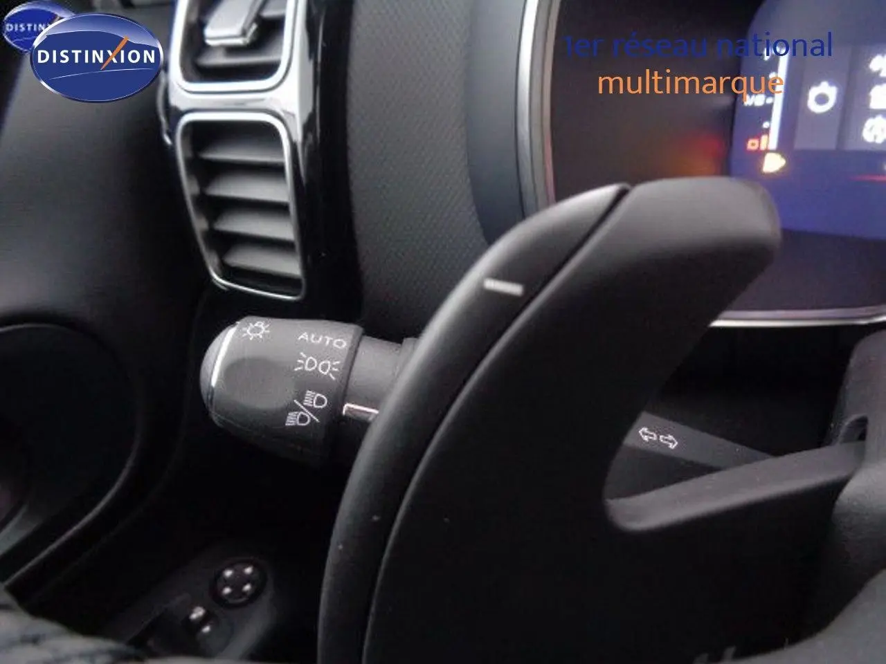 Gros plan sur la commande des phares à gauche du volant dans l'habitacle du Citroën C5 Aircross gris 2022.