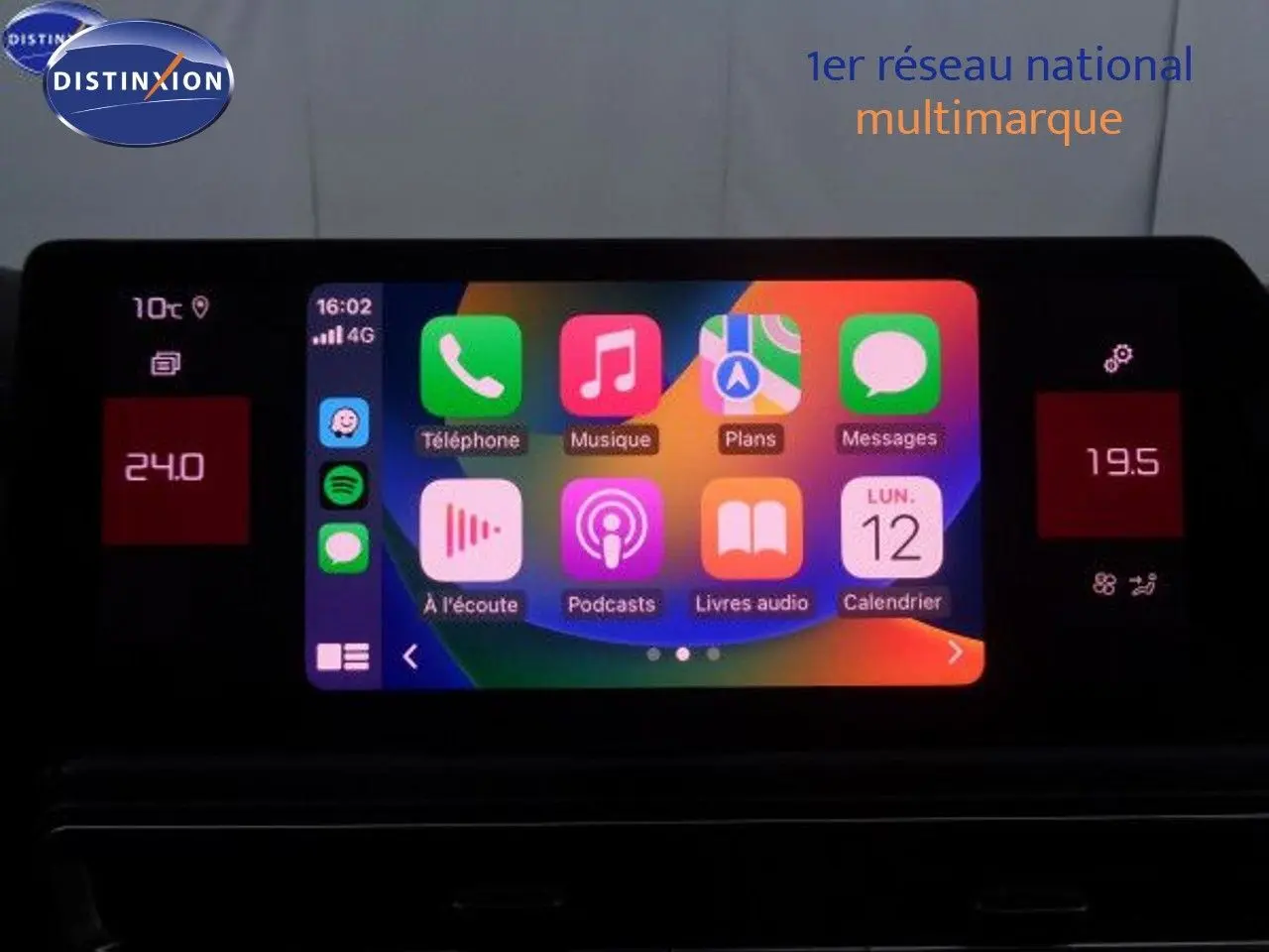 Écran tactile central du tableau de bord du Citroën C5 Aircross 2022 affichant les applications connectées.