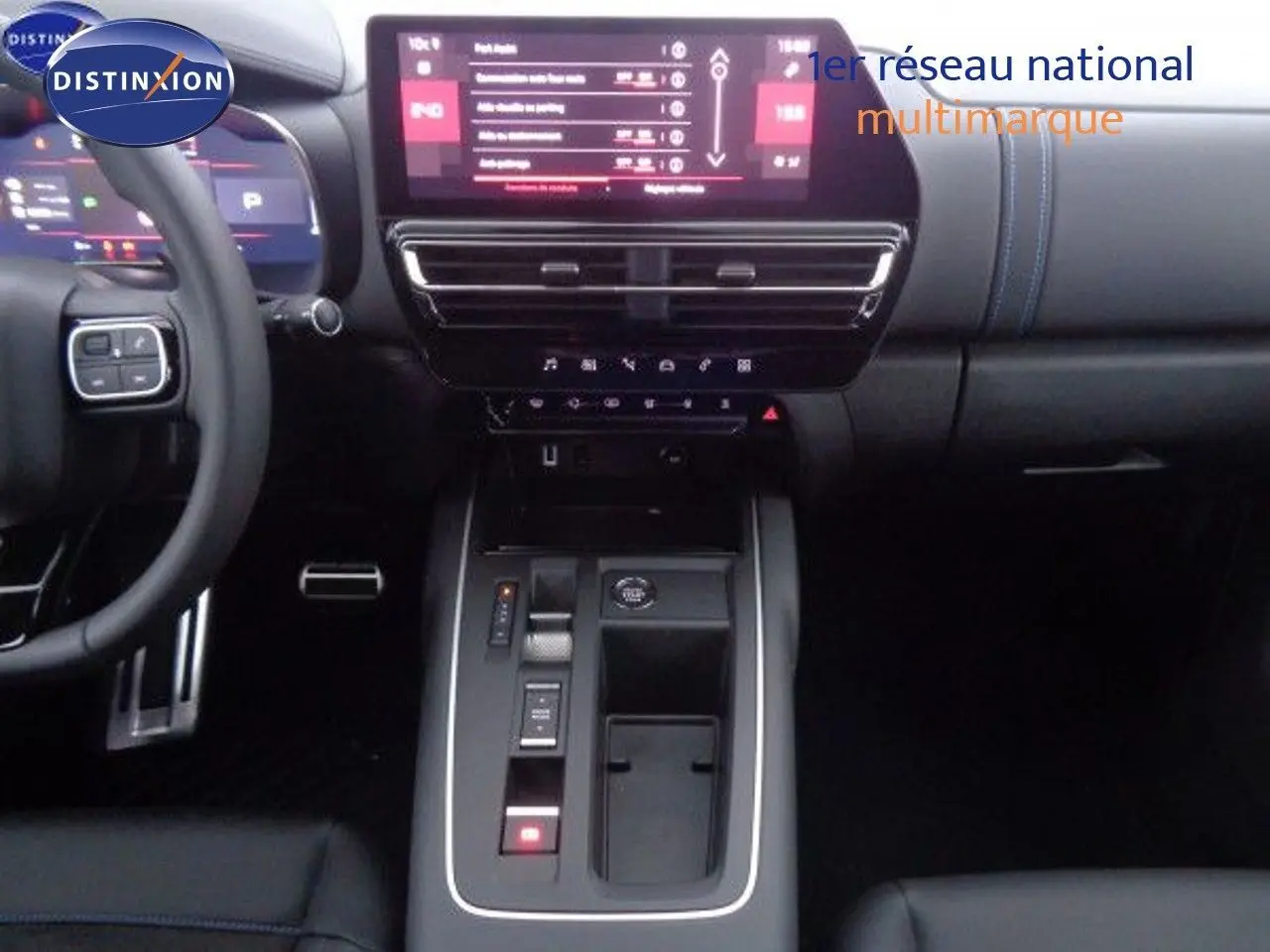 Intérieur du Citroën C5 Aircross 2022, vue centrale sur la console et l'écran tactile avec finitions noires et surpiqûres bleues.