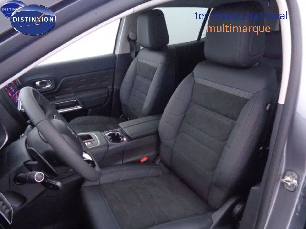 Intérieur avant du Citroën C5 Aircross 2022 gris, sièges en cuir et alcantara noirs avec console centrale visible.