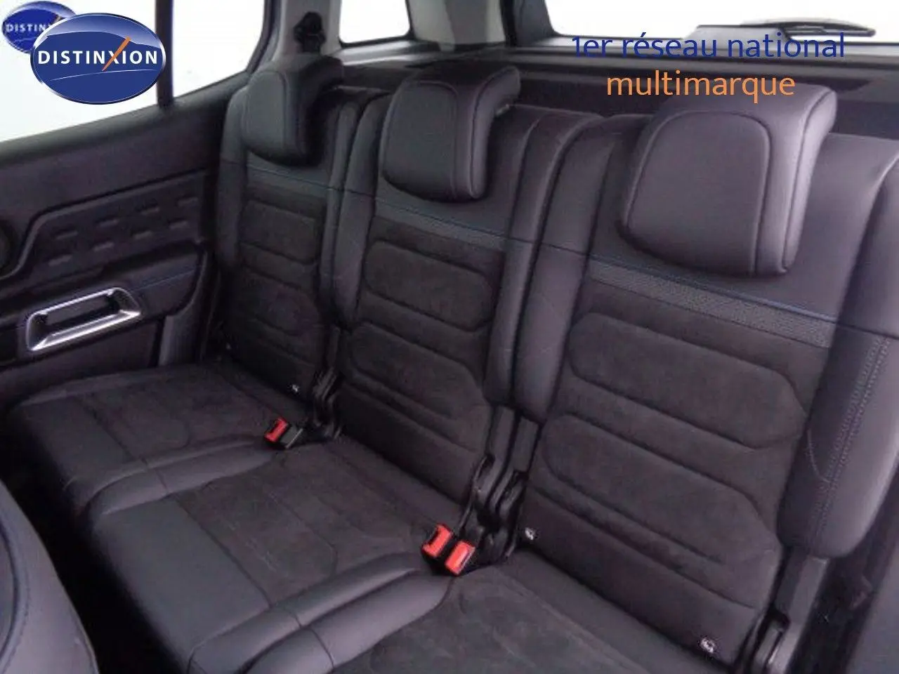 Vue intérieure sur la banquette arrière en cuir noir du Citroën C5 Aircross 2022 finition Shine.