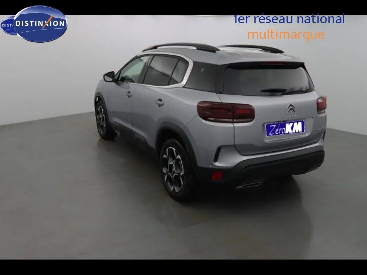 Citroën C5 Aircross gris Artense métal vu en 3/4 arrière droit dans un studio lumineux, avec jantes bi-ton.