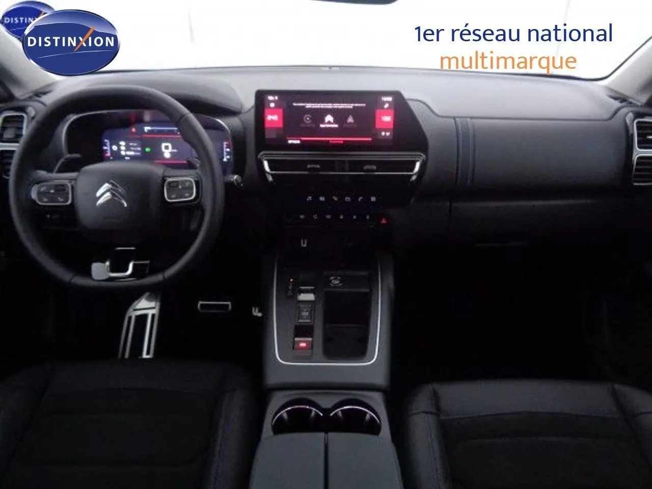 Vue intérieure frontale du tableau de bord et volant du Citroën C5 Aircross 2022, ambiance noire moderne.