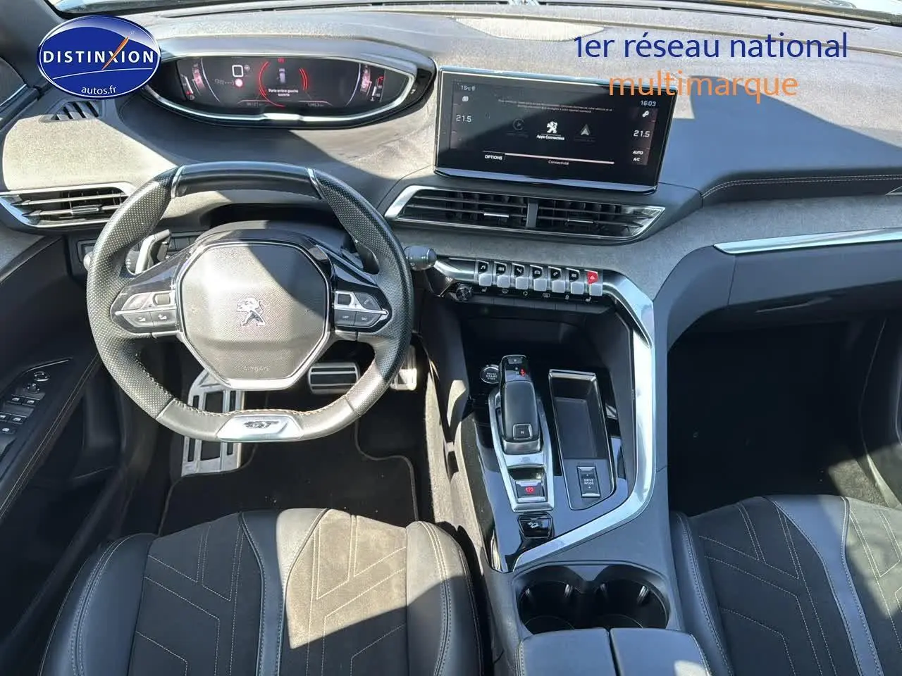 Intérieur du Peugeot 3008 2022 noir métal, vue plongeante sur le volant cuir et la console centrale moderne.