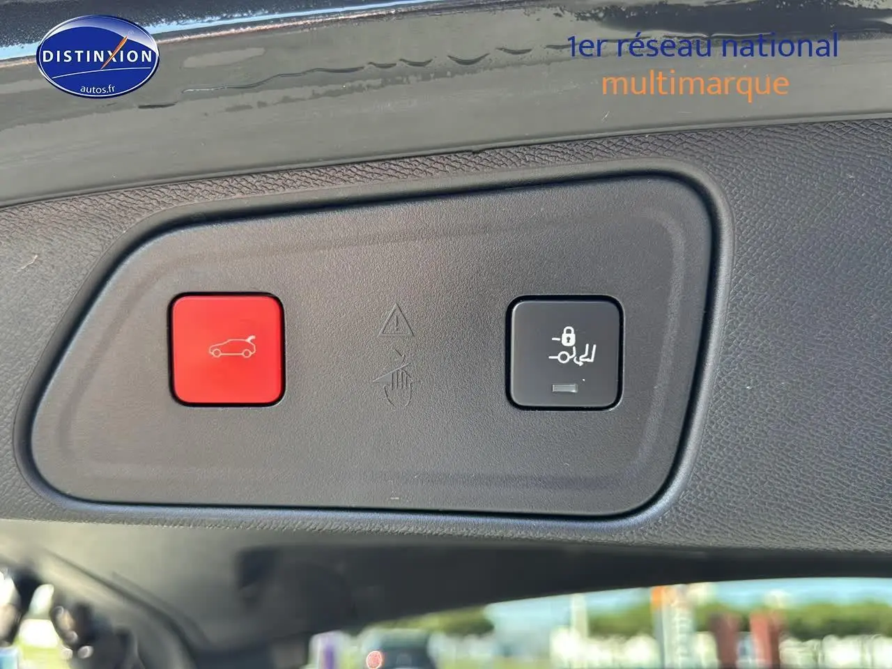 Boutons rouges et noirs de commande d'ouverture et de verrouillage du coffre sur Peugeot 3008 noir métal 2022.