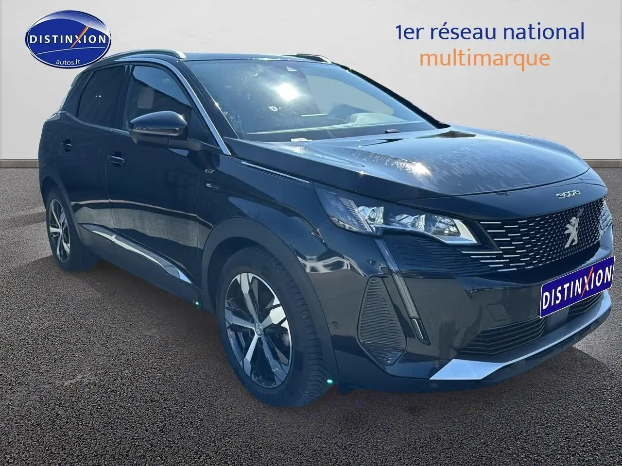 Peugeot 3008 noir métal en 3/4 avant droit, avec calandre distinctive et jantes alliage modernes.