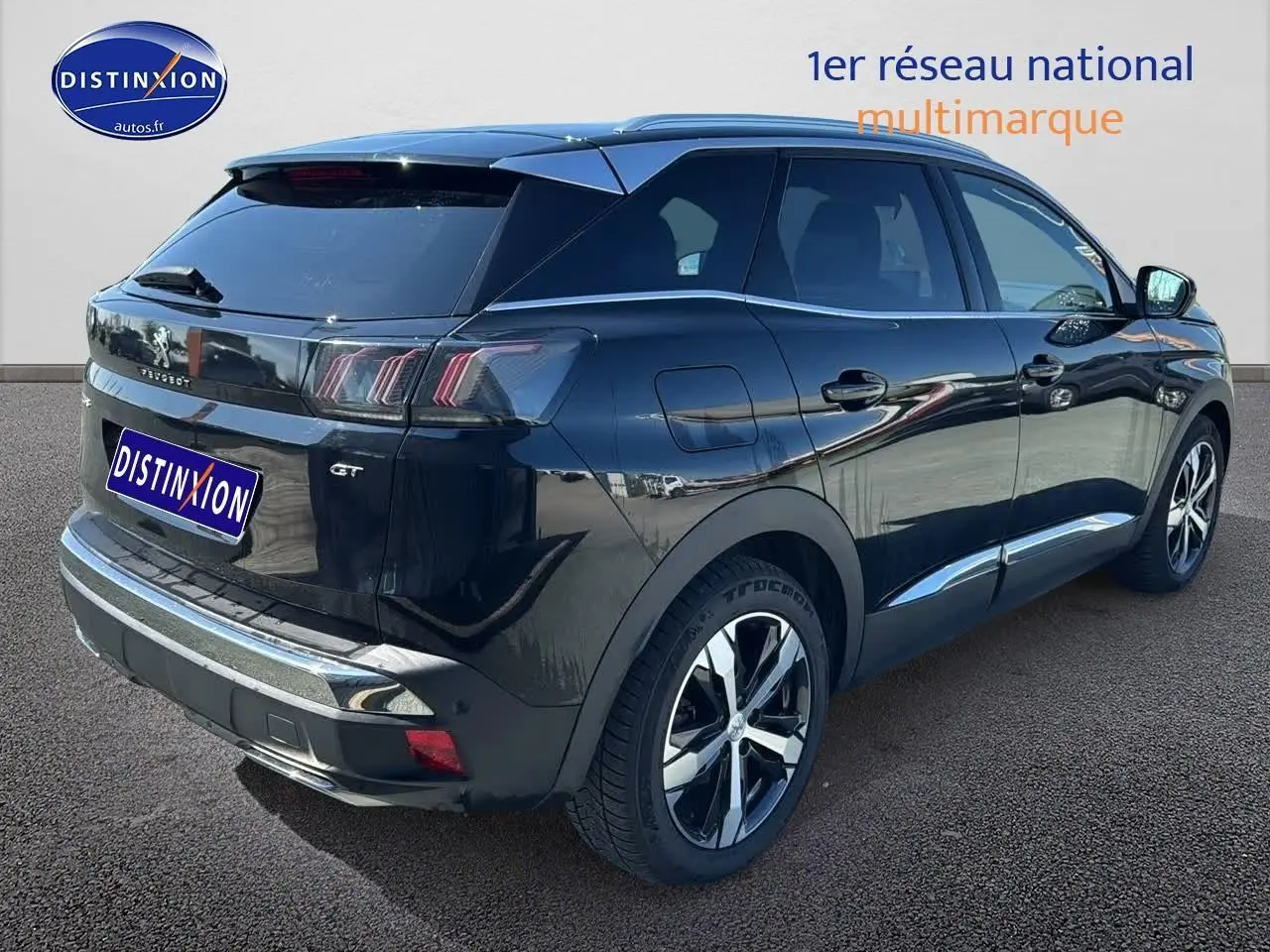 Vue 3/4 arrière droite d'un Peugeot 3008 noir métal avec jantes alu et feux arrière LED distinctifs.