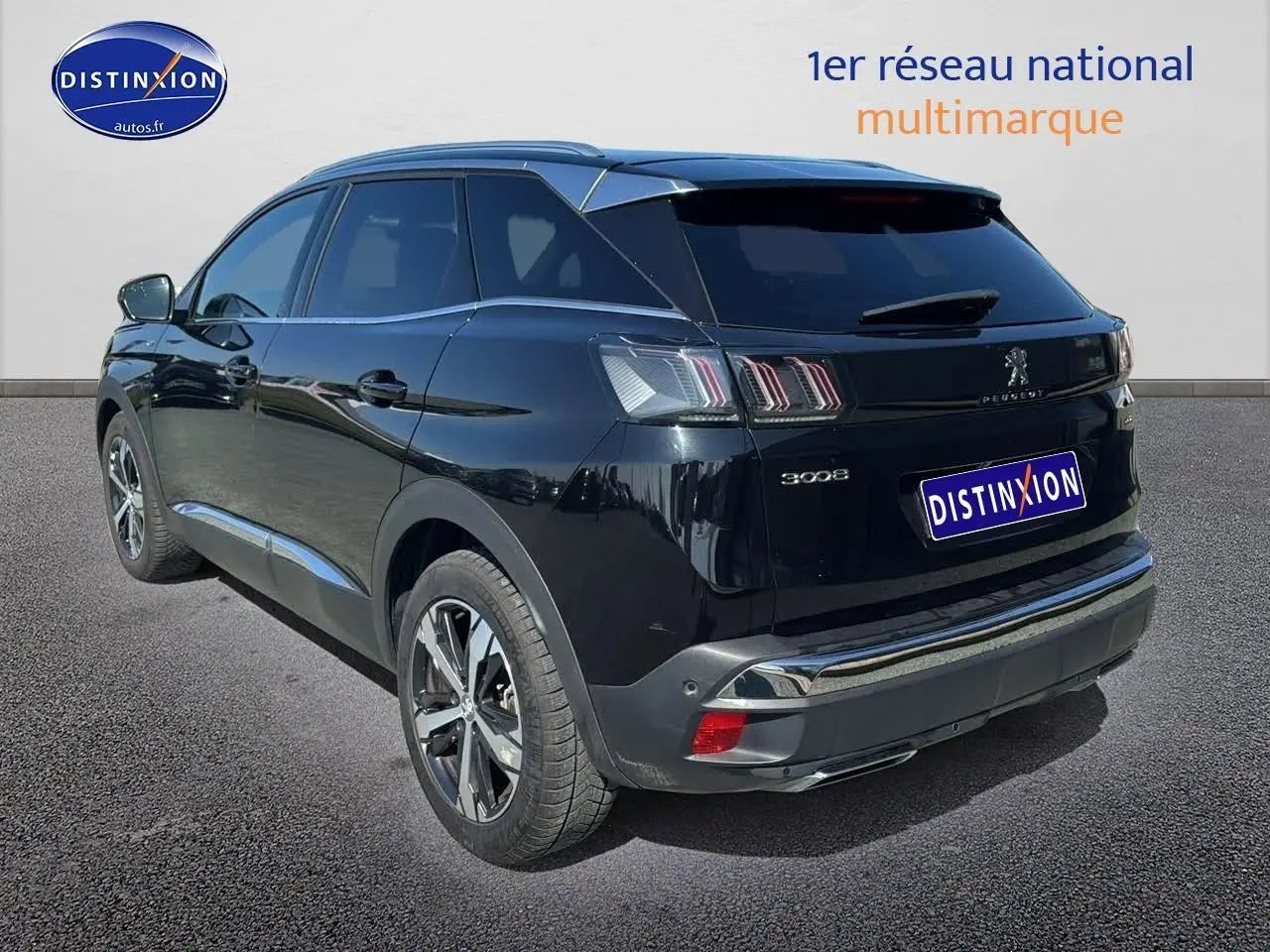 Vue 3/4 arrière droite d'un Peugeot 3008 noir métal 2022 avec feux LED et jantes alu distinctives.
