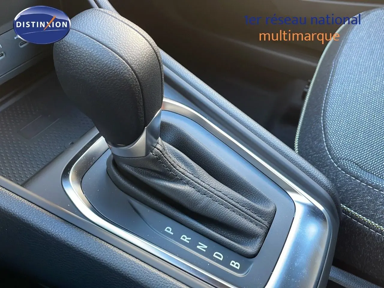 Le levier de vitesses automatique en cuir noir du Renault Captur E-Tech Hybrid 2025, vue rapprochée de la console centrale.