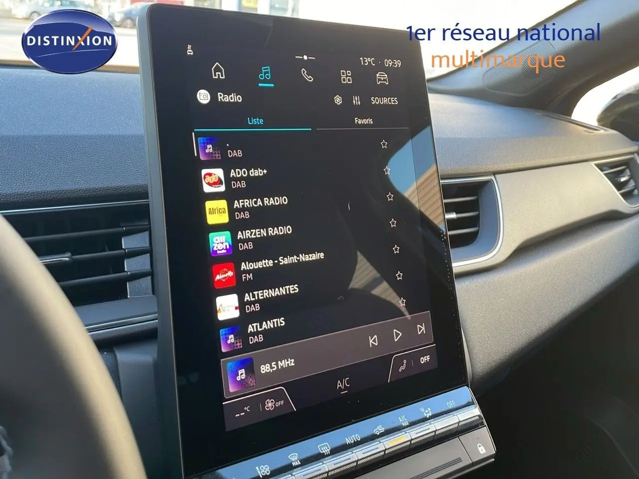 Écran tactile central affichant les radios DAB dans l'habitacle du Renault Captur bleu Iron Metal 2025.