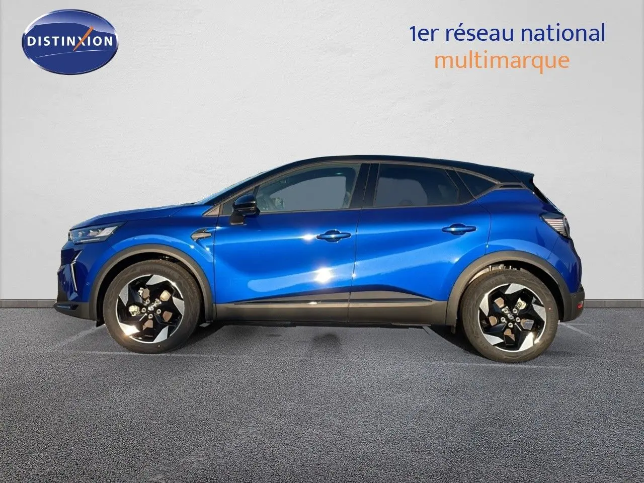Profil côté gauche du Renault Captur E-Tech hybride 2025 en bleu Iron Metal avec toit noir et jantes stylisées.