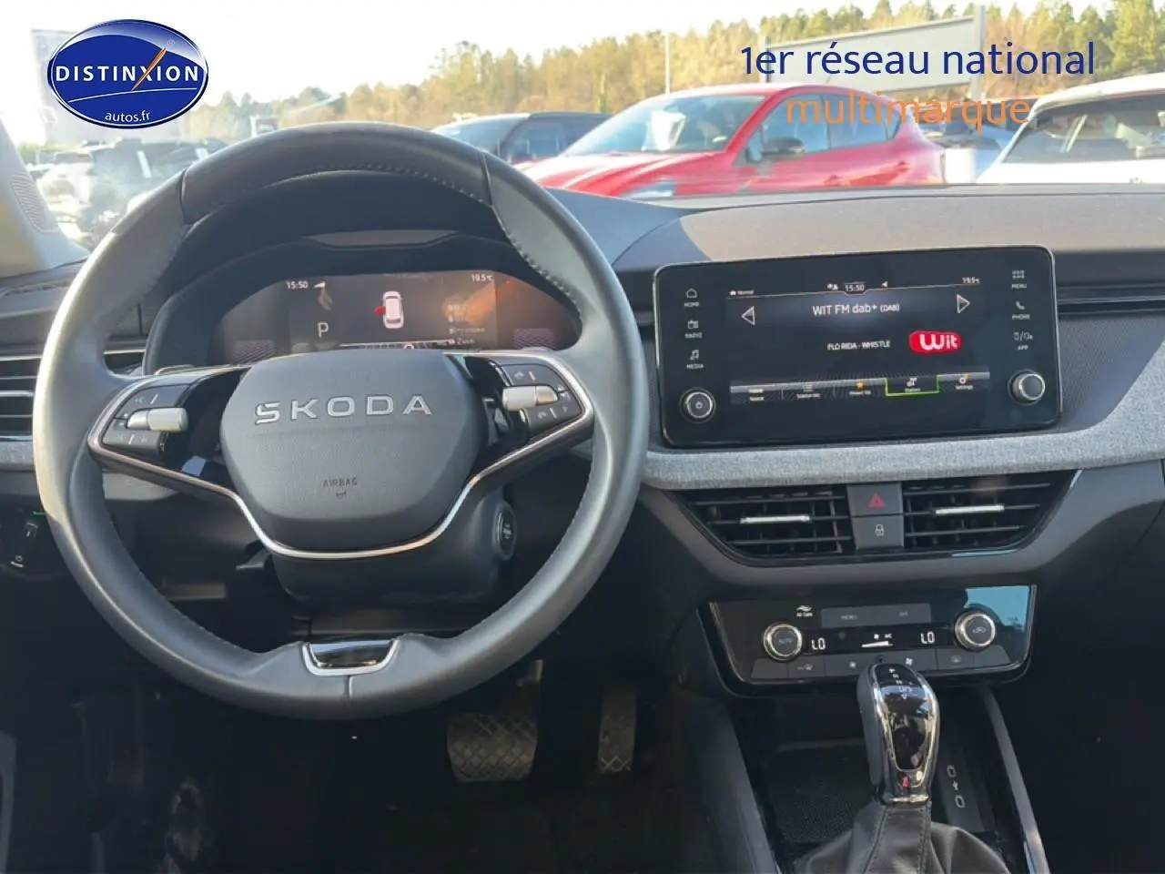 Vue intérieure avant du Skoda Kamiq noir 2025, volant cuir multifonction et écran tactile central allumé.