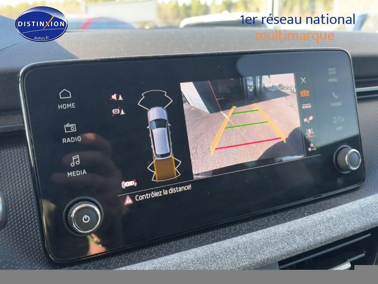 Écran tactile intérieur montrant la caméra de recul et l’aide au stationnement du Skoda Kamiq noir 2025.