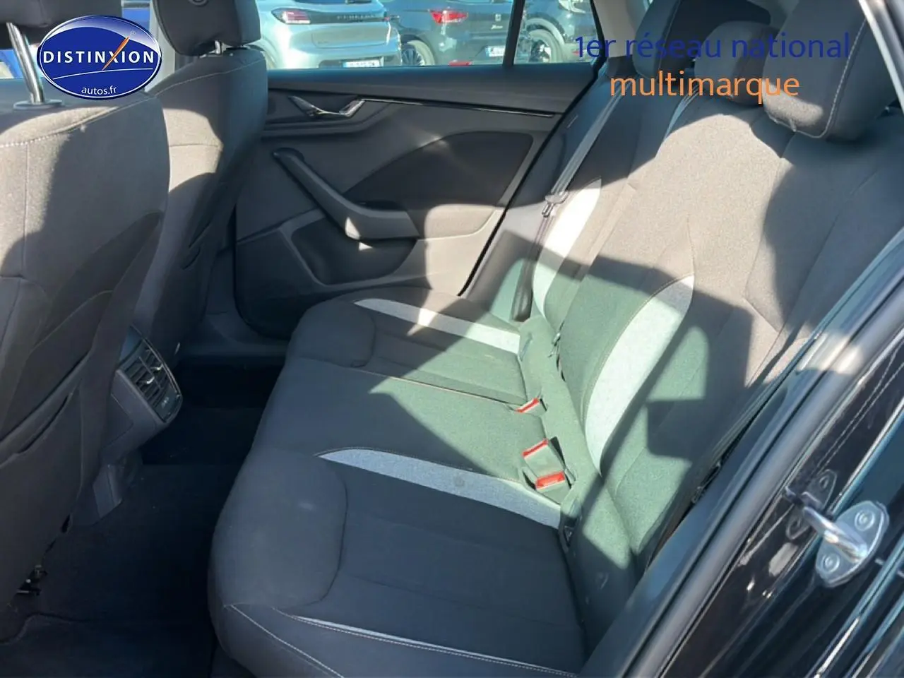 Vue intérieure côté droit sur la banquette arrière noire et grise du Skoda Kamiq 2025 avec porte ouverte.