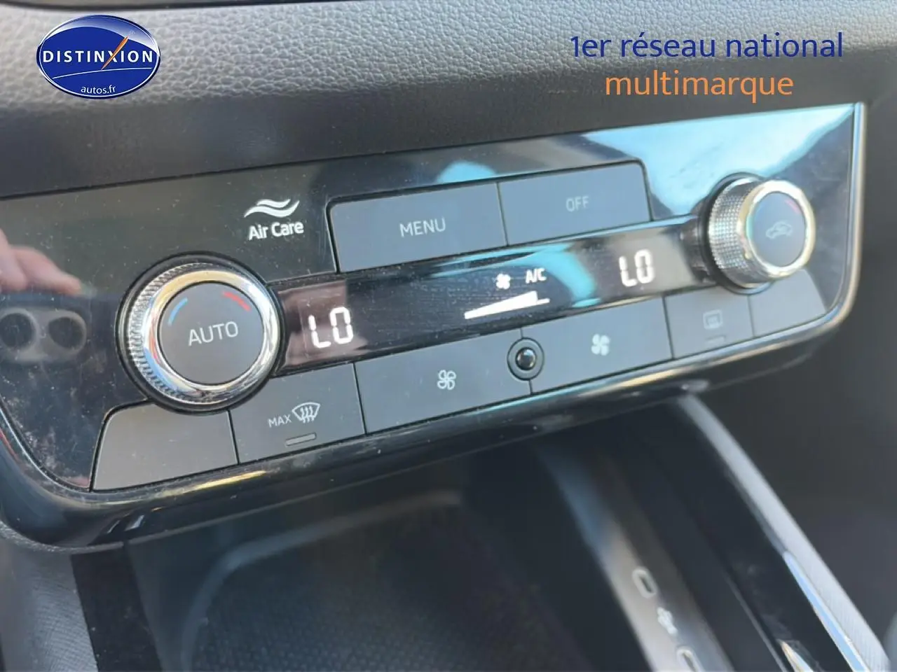 Gros plan sur la commande de climatisation automatique bi-zone du Skoda Kamiq noir, affichant la température basse.