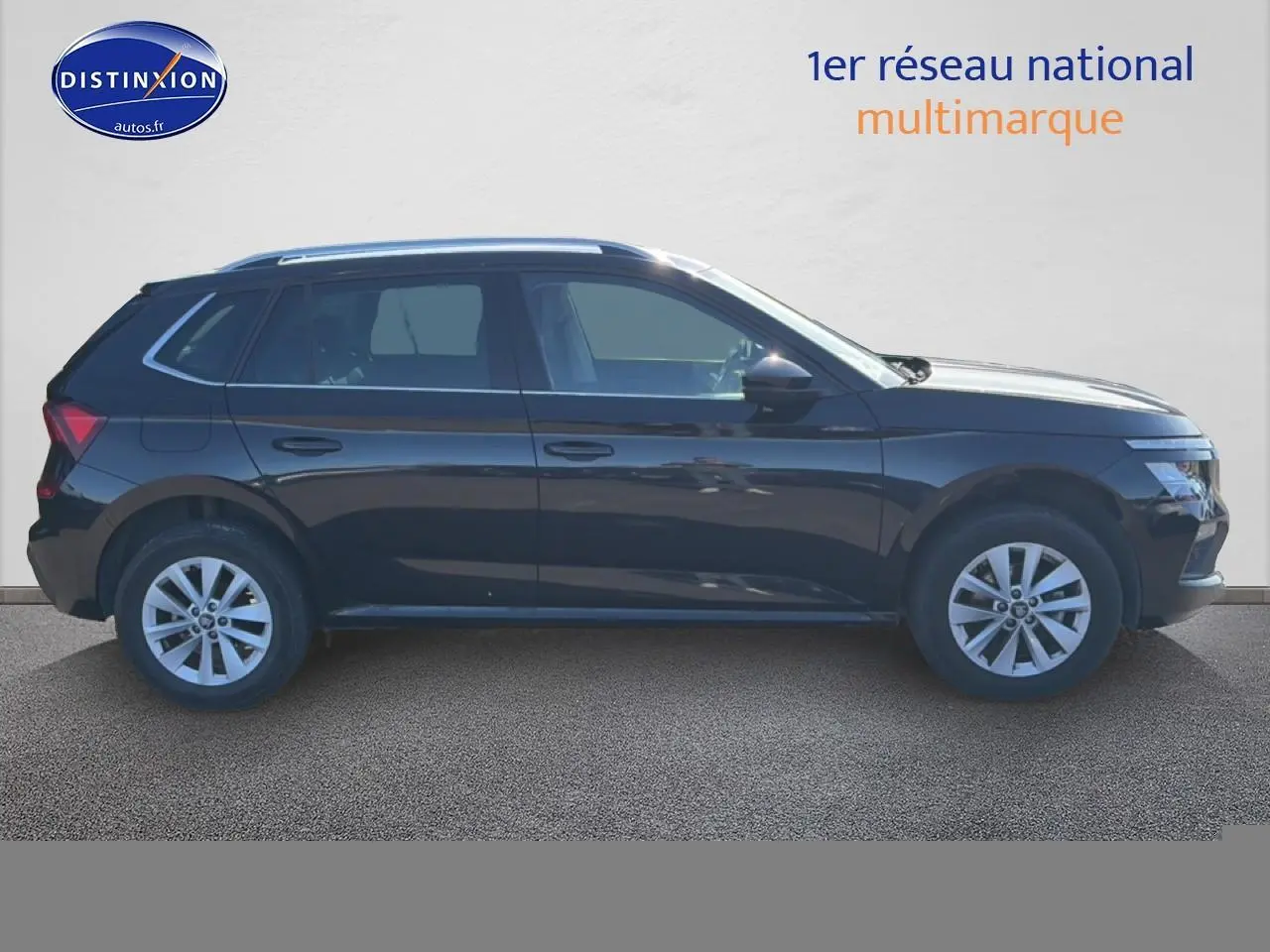 Profil droit d’un Skoda Kamiq noir 2025 avec jantes alu et barres de toit visibles sur fond neutre.