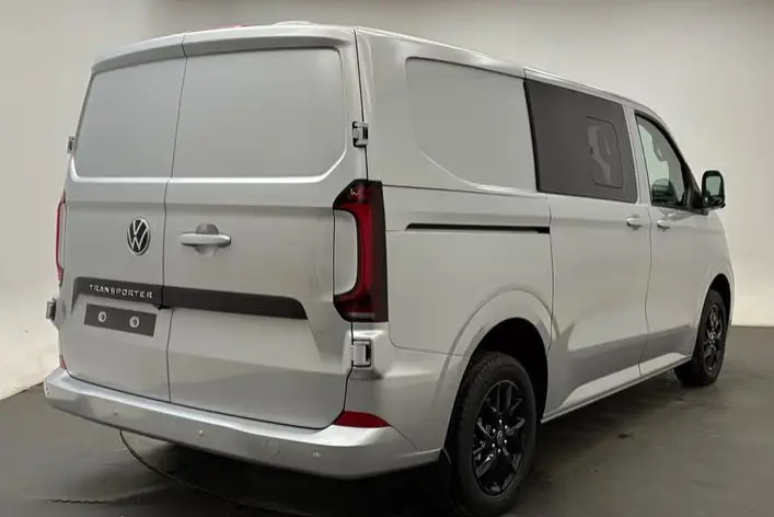 Vue 3/4 arrière droite du Volkswagen Transporter ProCab gris clair avec jantes noires et feux arrière LED.