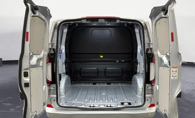 Vue arrière du Volkswagen Transporter ProCab T7 gris clair 2026, portes arrière ouvertes montrant l’espace de chargement vide.