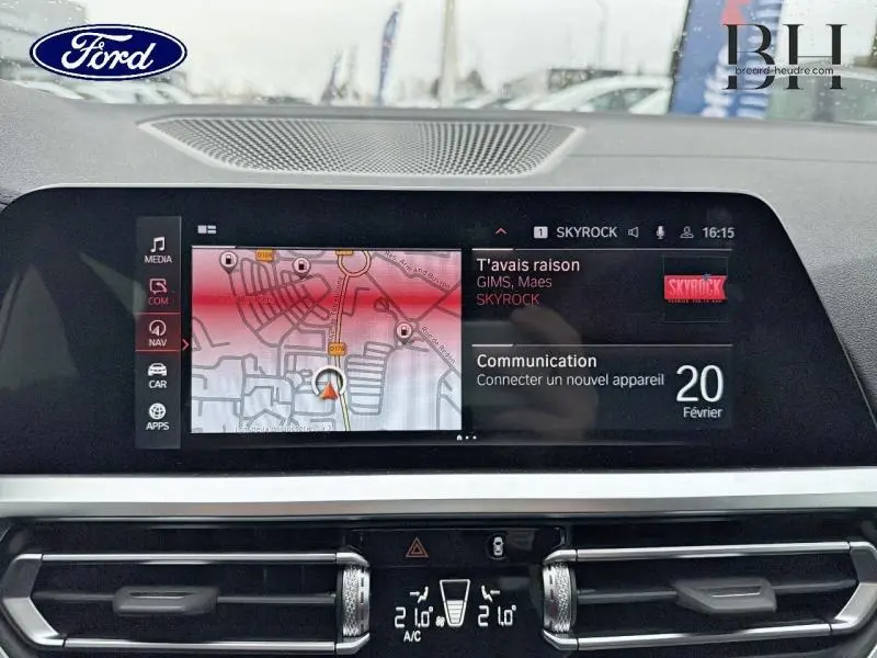 Écran tactile central de la BMW Série 4 Gran Coupé 420iA 2022 en Saphirschwarz, affichant GPS et radio Skyrock.