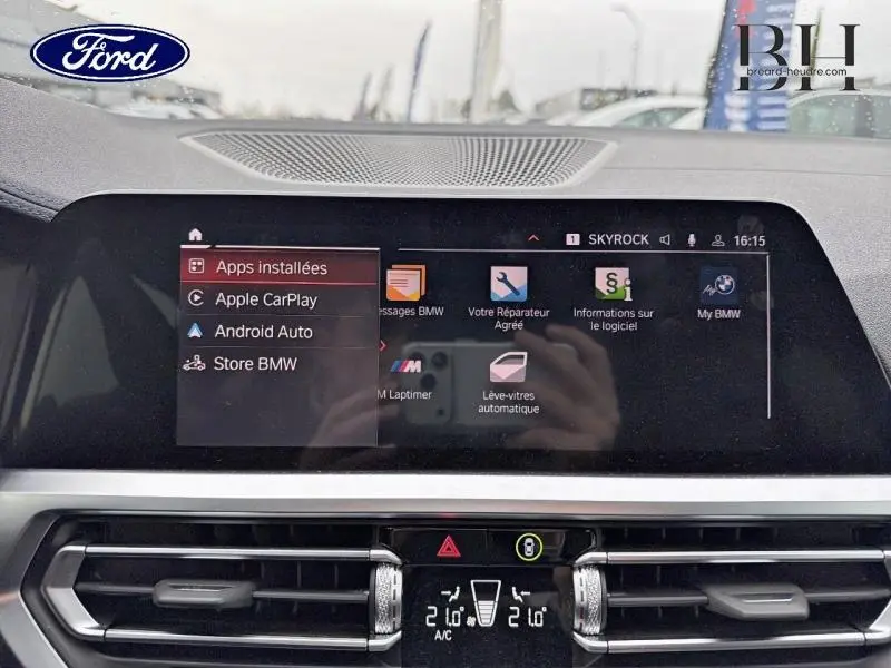 Vue rapprochée de l’écran tactile multimédia de la BMW Série 4 Gran Coupe F36, affichant les applications installées.