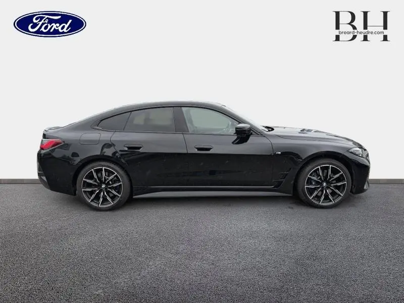 BMW Série 4 Gran Coupé 420iA M Sport en saphirschwarz métallisé vue de profil côté gauche avec jantes sport noires.