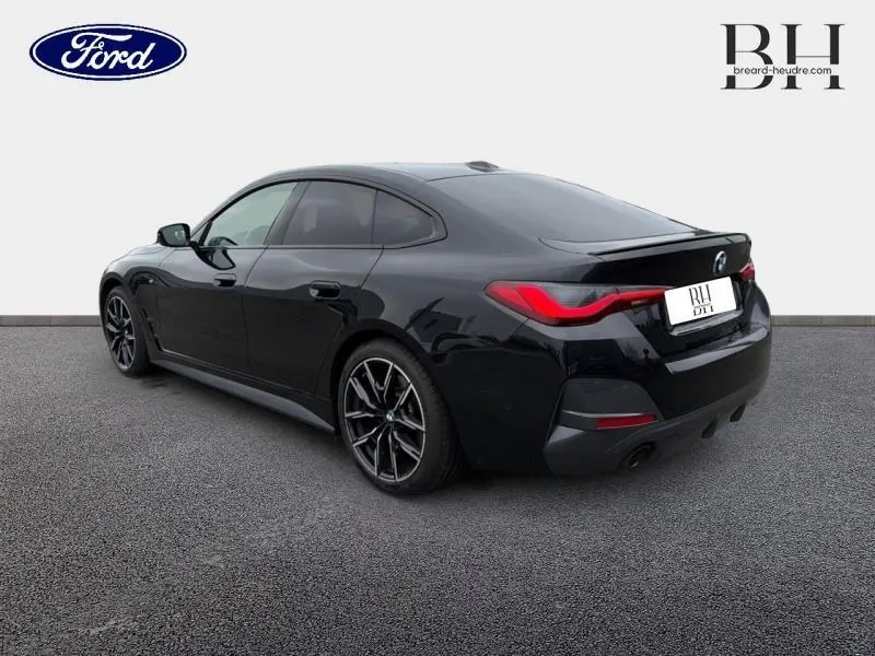 BMW Série 4 Gran Coupé 420iA M Sport noir saphir, vue 3/4 arrière droit avec jantes alliage et feux LED distinctifs.