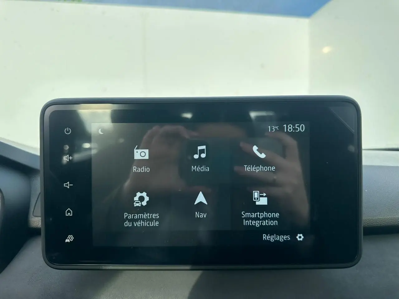 Écran tactile 8 pouces du système multimédia Media NAV dans le tableau de bord de la Dacia Sandero III Stepway.