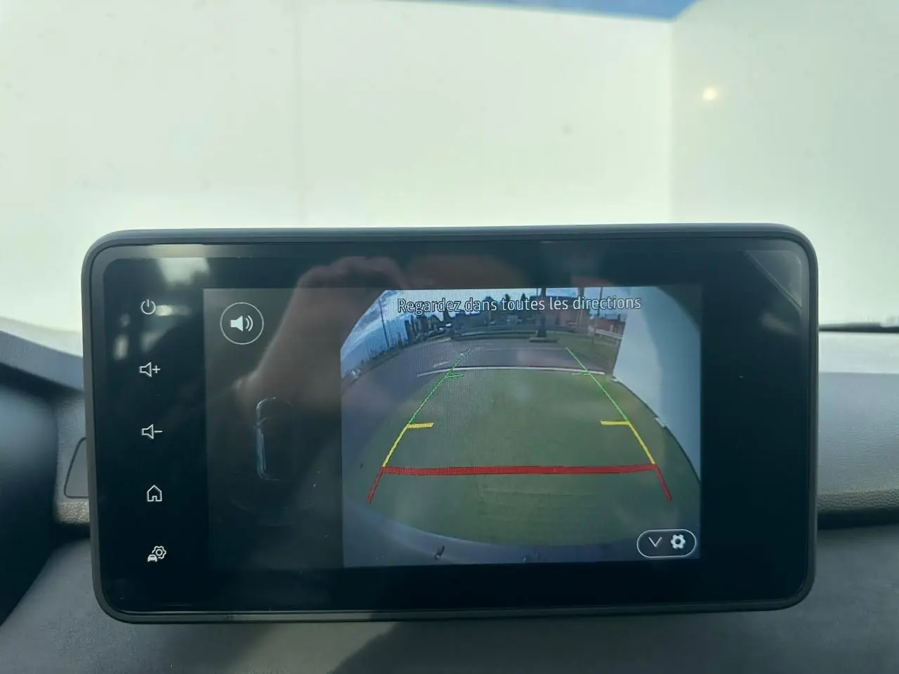 Écran tactile intérieur affichant la caméra de recul avec lignes de guidage colorées dans une Dacia Sandero Stepway.