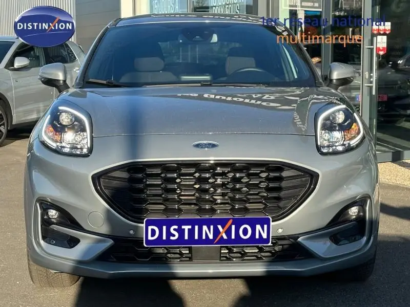 Vue frontale d'un Ford Puma 2024 gris Solar Métallisée avec calandre noire et phares LED distinctifs.