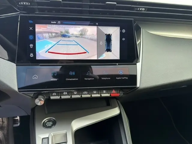 Écran tactile central du Peugeot 408 Hybrid gris clair, affichant la caméra 360° d'aide au stationnement.