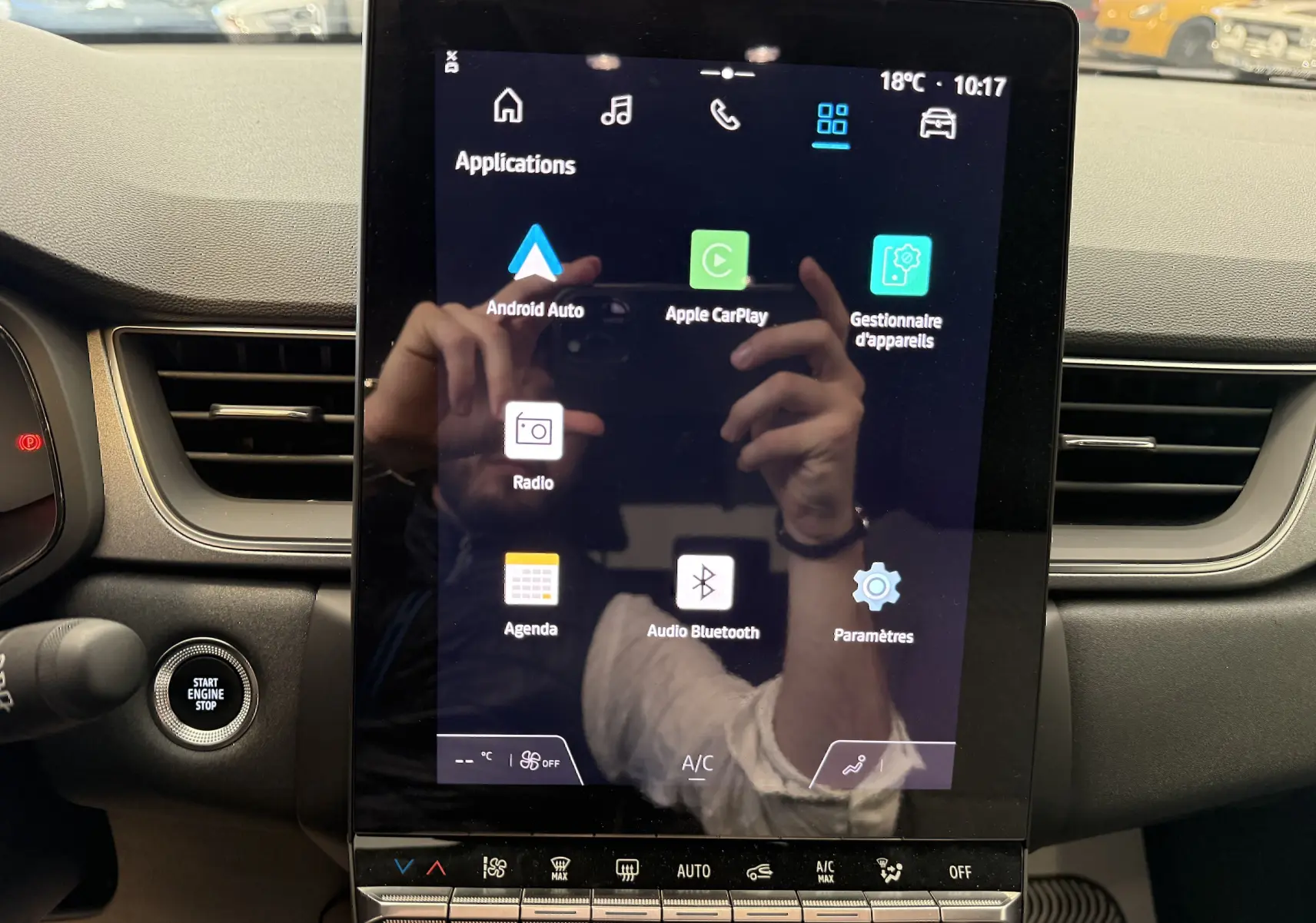 Écran tactile central du tableau de bord du Renault Captur 2025, affichant les applications connectées.