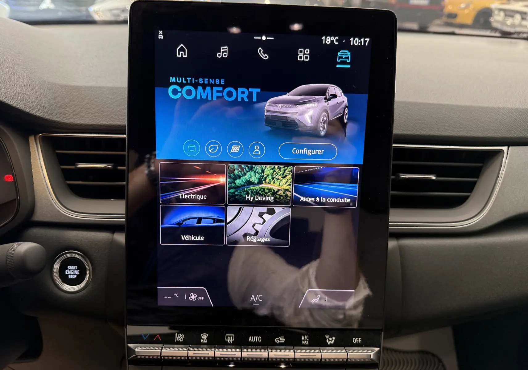 Écran tactile central du tableau de bord du Renault Captur 2025 affichant le mode confort et les options de conduite.