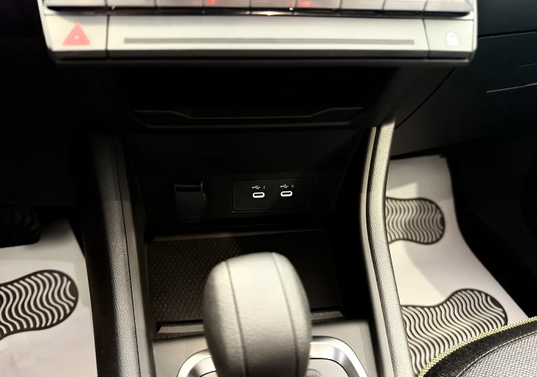 Gros plan sur la console centrale du Renault Captur 2025 montrant le levier de vitesse automatique et ports USB.