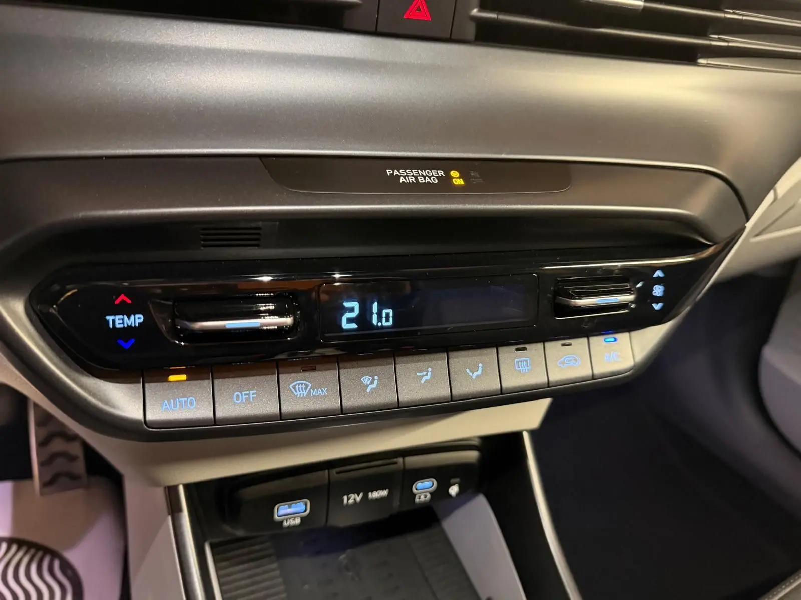 Panneau de climatisation numérique et commandes tactiles dans l'habitacle noir et gris clair d'une Hyundai Bayon 2025.