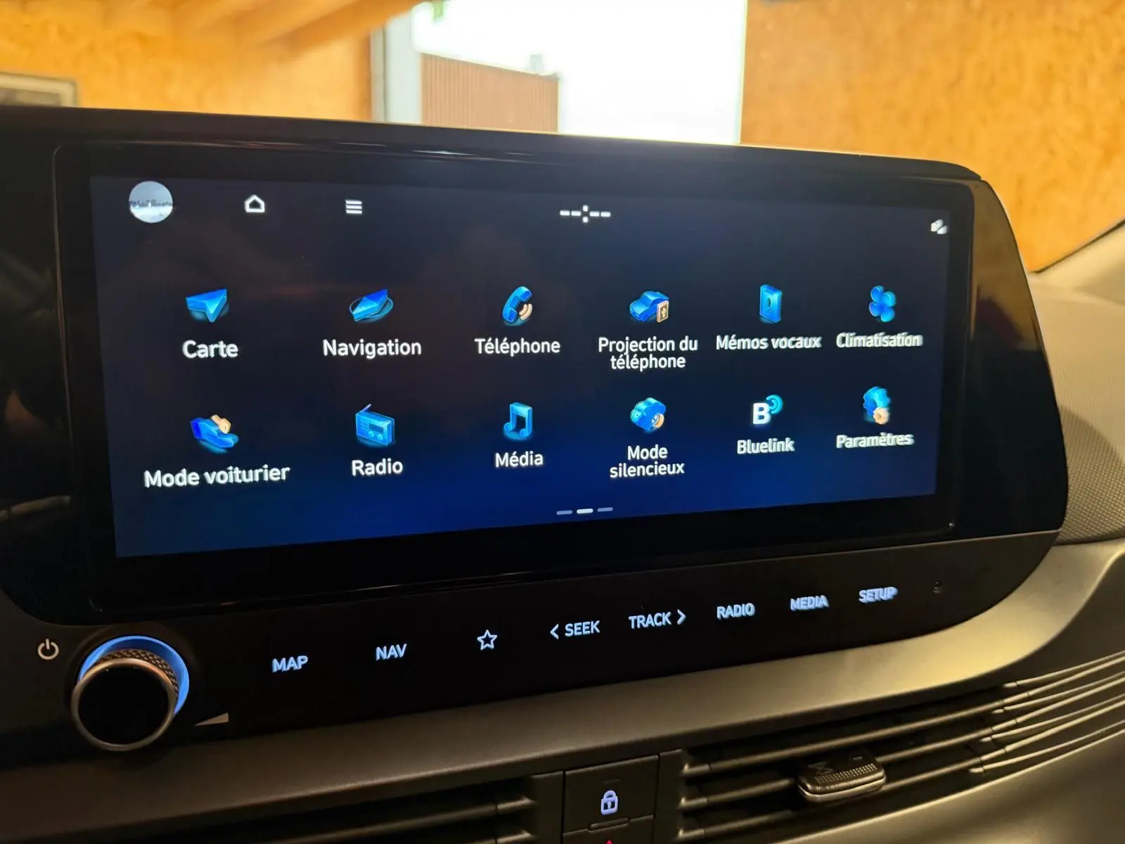 Écran tactile couleur 10,25'' du tableau de bord du Hyundai Bayon 2025 affichant les options multimédia et navigation.