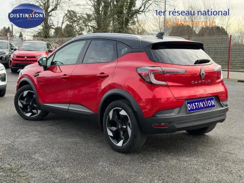 Renault Captur 2025 Rouge Flamme en 3/4 arrière droit, avec toit noir et jantes noires distinctives.