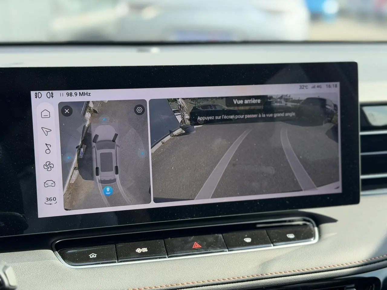 Écran tactile intérieur montrant la caméra 360° et la vue arrière du MG MOTOR EHS gris, tableau de bord clair.