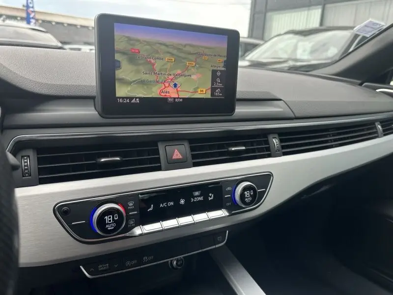 Tableau de bord de l'Audi A5 Sportback 2018 avec écran GPS et commandes de climatisation en vue frontale intérieure.