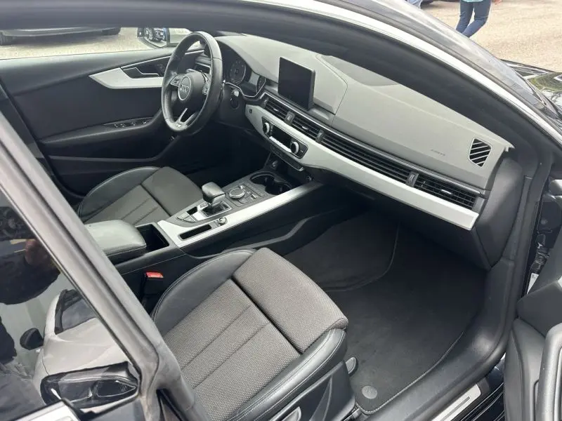 Intérieur noir de l'Audi A5 Sportback 2018 vu côté conducteur, avec tableau de bord moderne et écran central.