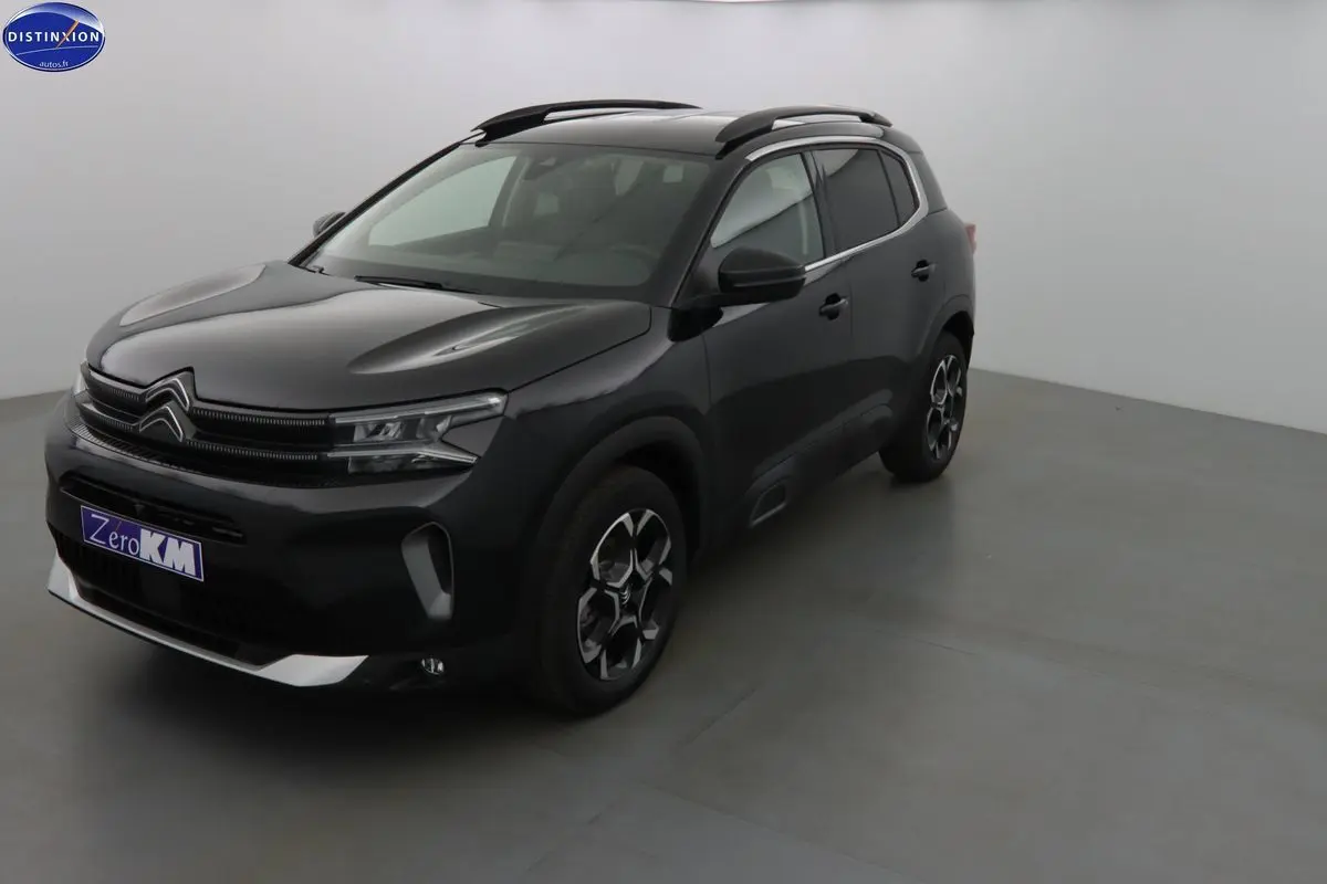 Citroën C5 Aircross noir métal en 3/4 avant droit avec jantes bi-ton et toit ouvrant visible.