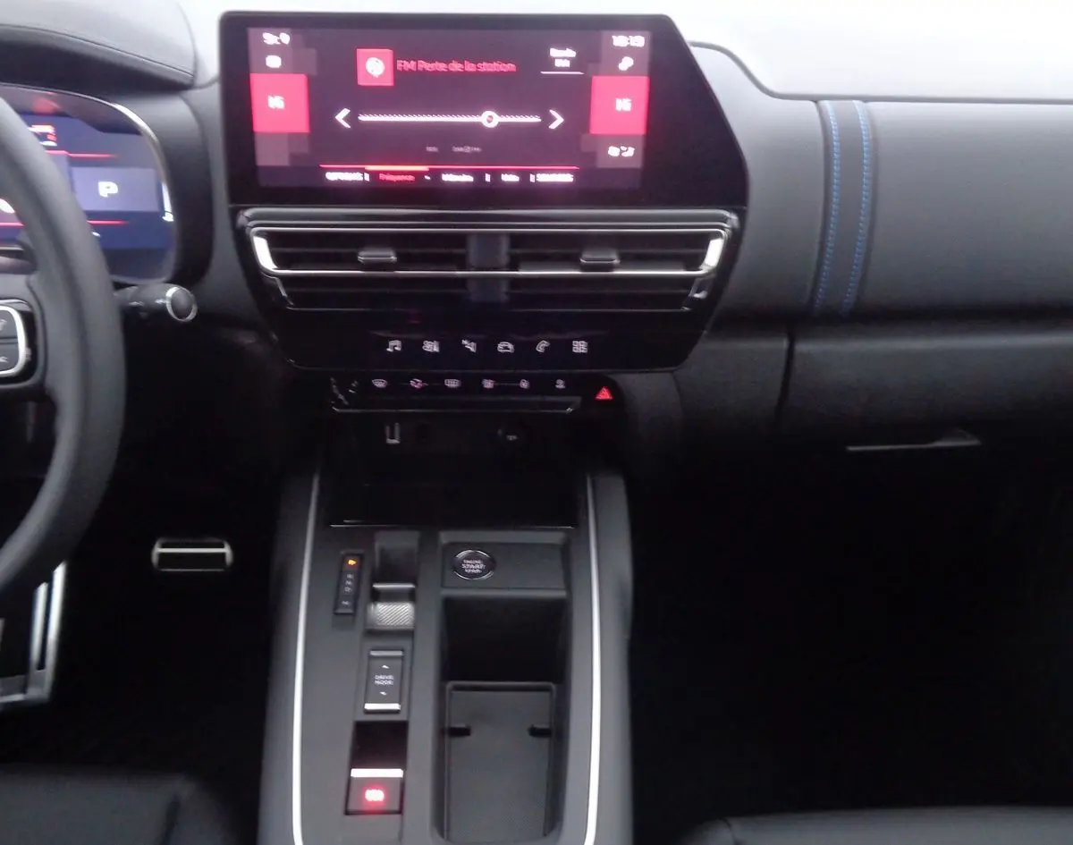 Vue intérieure centrée sur la console centrale et l'écran tactile du Citroën C5 Aircross noir métal 2022 finition Shine.