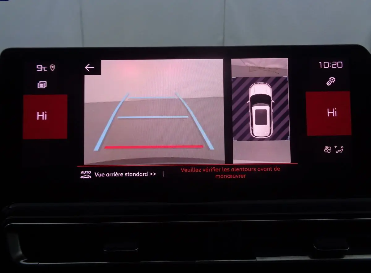 Écran multimédia du Citroën C5 Aircross noir métal montrant la caméra de recul et l'affichage 360° en vue arrière.